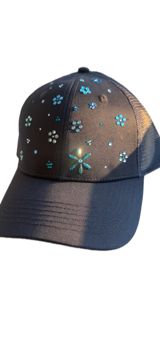 Kepons ar kristālu ziediņiem