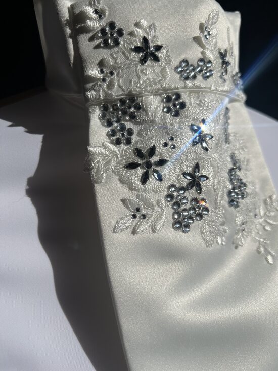 Greznā apkaklīte ar kristāliņiem