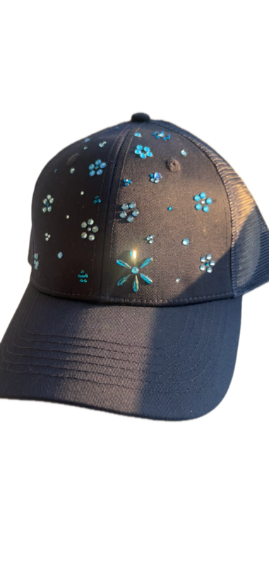 Kepons ar kristālu ziediņiem